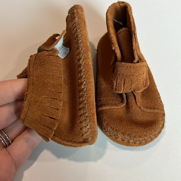 Minnetonka - size 3 baby crib shoes, fringe moccasins - Picture 4 of 8